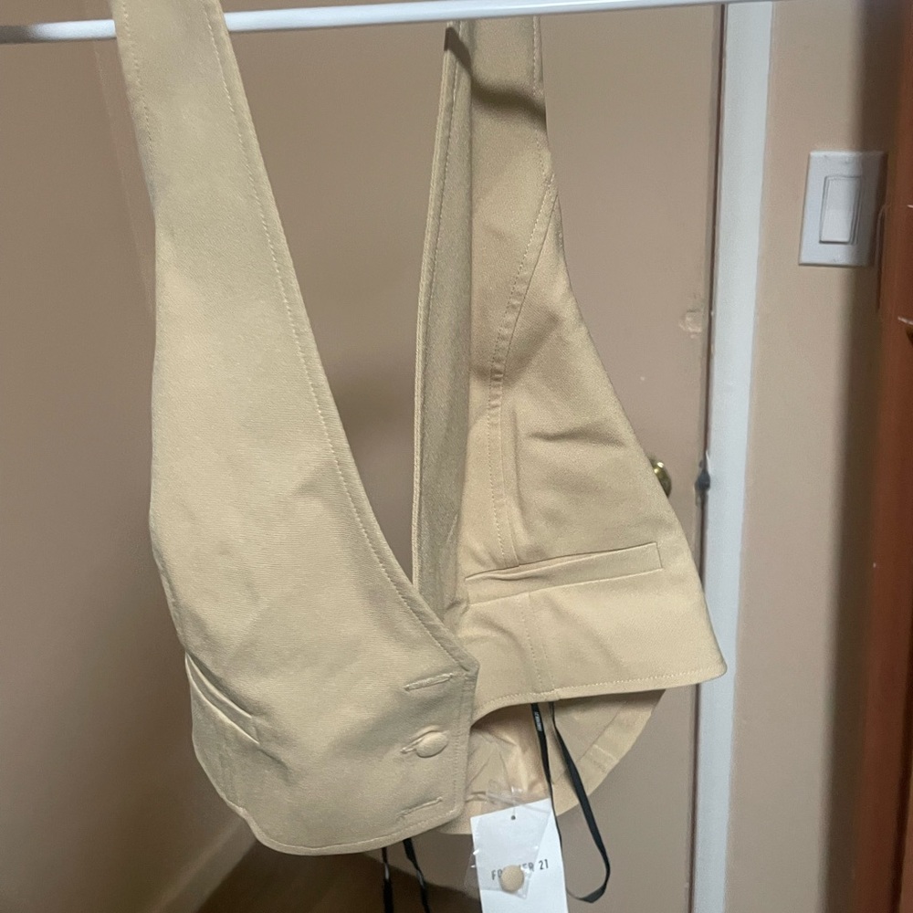 TAN VEST. F21, brand new
